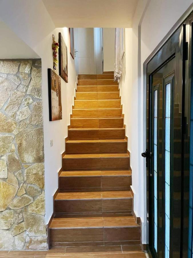 Villa Anasandra - 3 Bedroom Villa Kompítsion 외부 사진